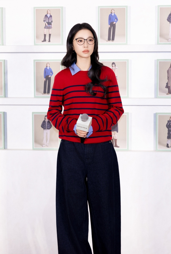 周雨彤亮相PSALTER诗篇20周年快闪，演绎智趣暖冬！ 