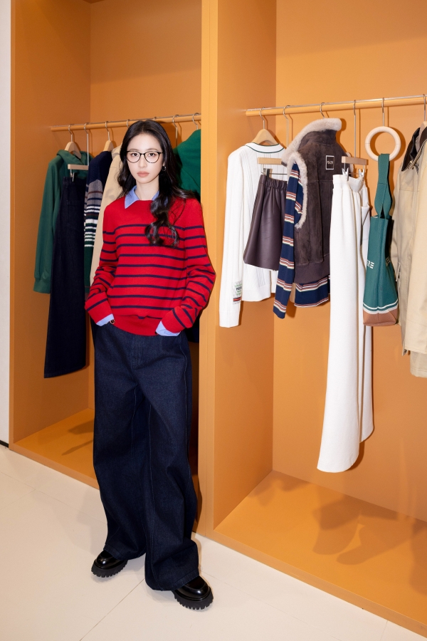 周雨彤亮相PSALTER诗篇20周年快闪，演绎智趣暖冬！ 