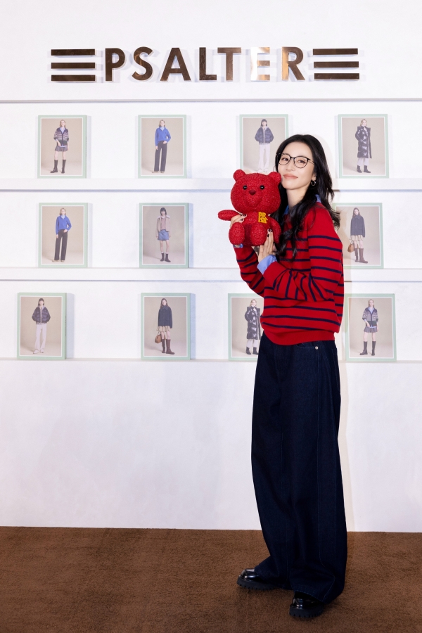 周雨彤亮相PSALTER诗篇20周年快闪，演绎智趣暖冬！ 