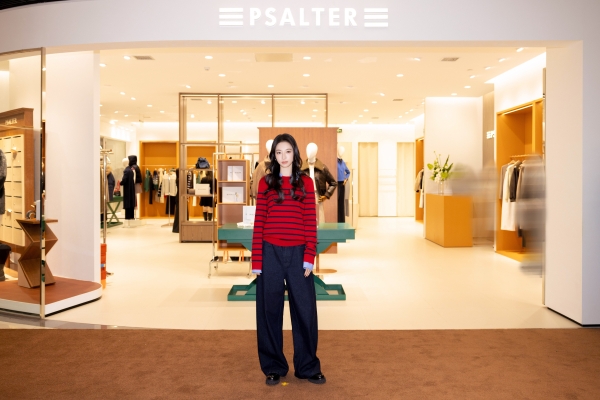 周雨彤亮相PSALTER诗篇20周年快闪，演绎智趣暖冬！ 