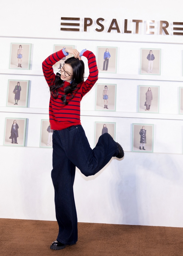 周雨彤亮相PSALTER诗篇20周年快闪，演绎智趣暖冬！ 