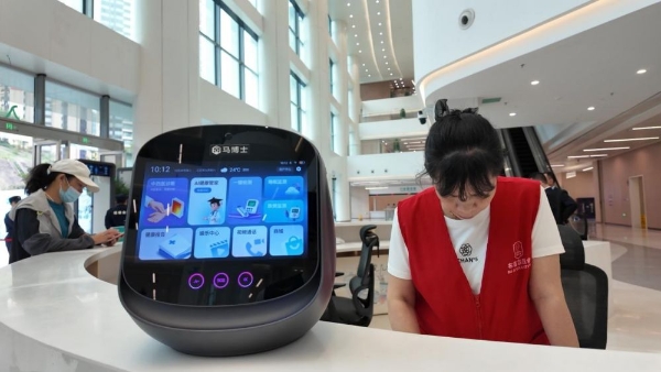 龙岗区二院新院区启用！马博士科技携 AI 健康守护机器人共建 “鸿蒙医院” 