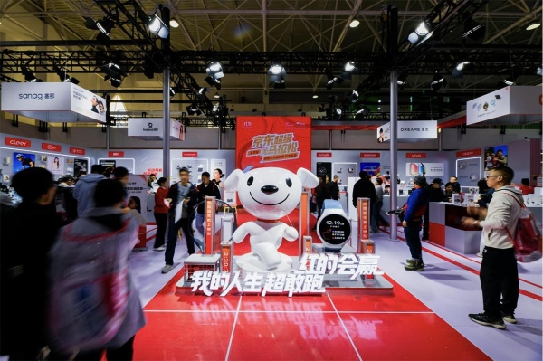 京东燃动北京马拉松 智能手表助力跑者精准配速刷新PB