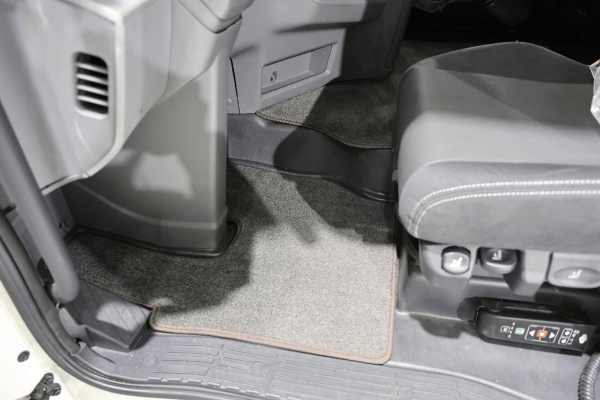 欧洲人抢着要的国产氢能半挂，续航超700km，欧洲版东风天龙GX氢燃料电池牵引车实拍 