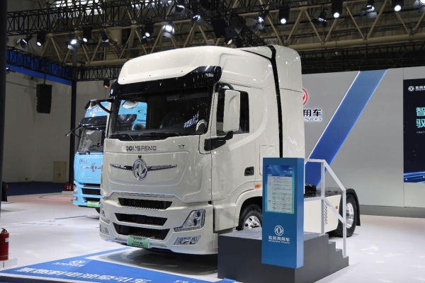 欧洲人抢着要的国产氢能半挂，续航超700km，欧洲版东风天龙GX氢燃料电池牵引车实拍 