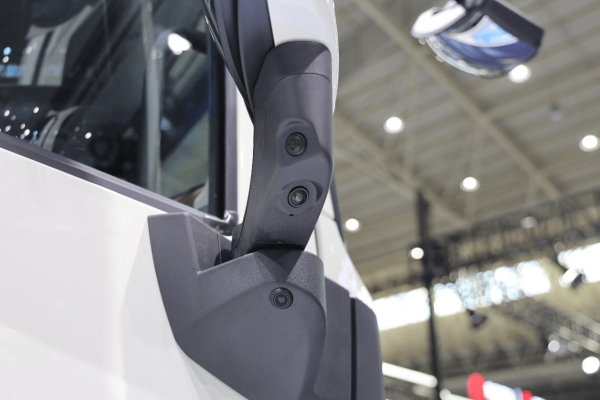 欧洲人抢着要的国产氢能半挂，续航超700km，欧洲版东风天龙GX氢燃料电池牵引车实拍 