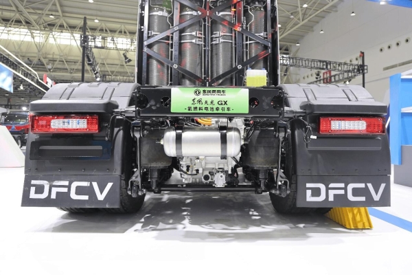 欧洲人抢着要的国产氢能半挂，续航超700km，欧洲版东风天龙GX氢燃料电池牵引车实拍 