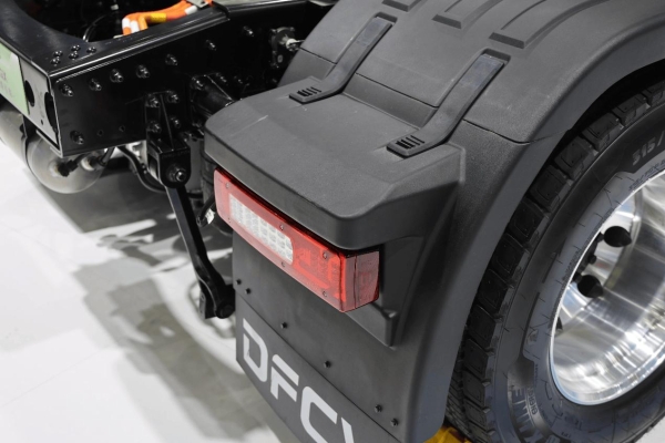 欧洲人抢着要的国产氢能半挂，续航超700km，欧洲版东风天龙GX氢燃料电池牵引车实拍 