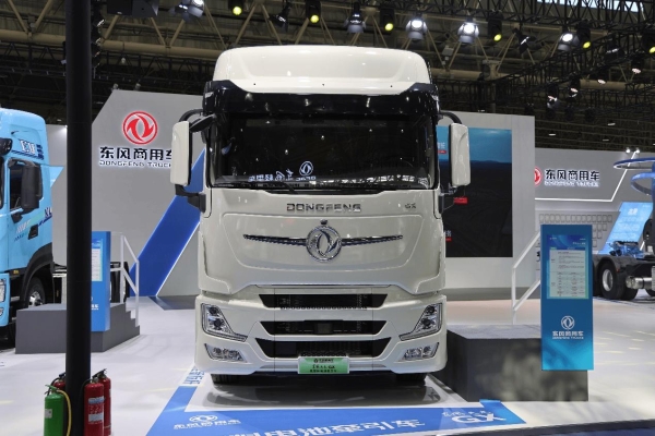 欧洲人抢着要的国产氢能半挂，续航超700km，欧洲版东风天龙GX氢燃料电池牵引车实拍 