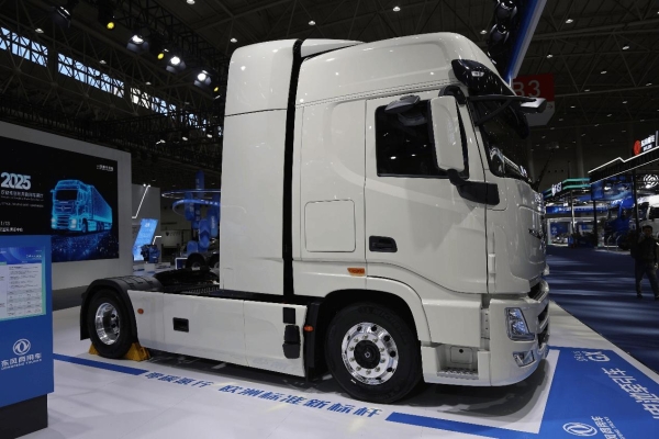 欧洲人抢着要的国产氢能半挂，续航超700km，欧洲版东风天龙GX氢燃料电池牵引车实拍 