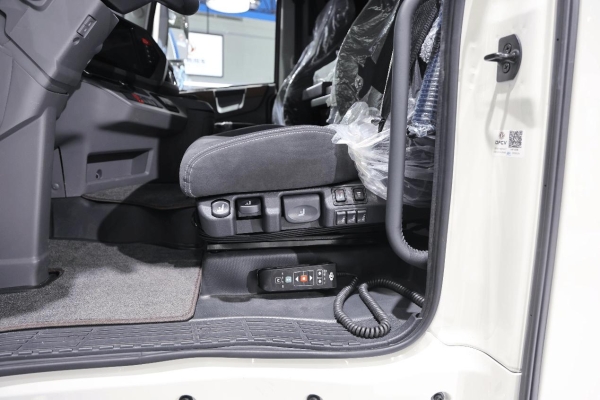 欧洲人抢着要的国产氢能半挂，续航超700km，欧洲版东风天龙GX氢燃料电池牵引车实拍 