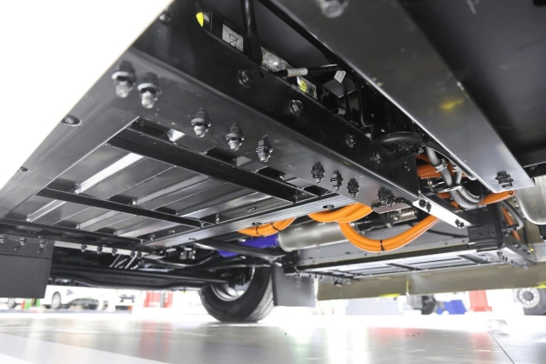 欧洲人抢着要的国产氢能半挂，续航超700km，欧洲版东风天龙GX氢燃料电池牵引车实拍 