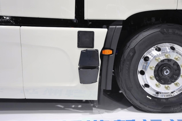 欧洲人抢着要的国产氢能半挂，续航超700km，欧洲版东风天龙GX氢燃料电池牵引车实拍 