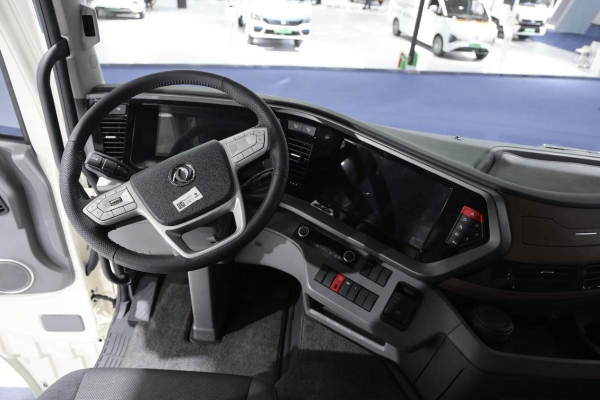 欧洲人抢着要的国产氢能半挂，续航超700km，欧洲版东风天龙GX氢燃料电池牵引车实拍 