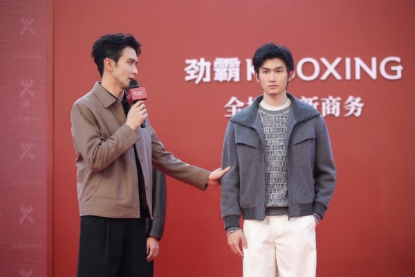 “明星店长”高伟光亮相劲霸深圳门店，解锁「全场景 新商务」着装哲学 