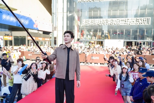 “明星店长”高伟光亮相劲霸深圳门店，解锁「全场景 新商务」着装哲学 