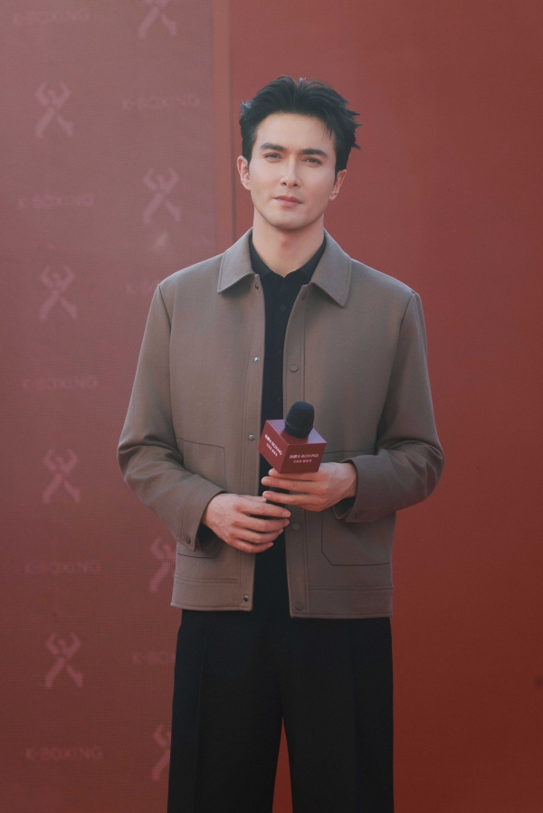 “明星店长”高伟光亮相劲霸深圳门店，解锁「全场景 新商务」着装哲学 