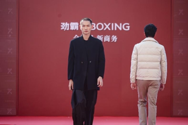 “明星店长”高伟光亮相劲霸深圳门店，解锁「全场景 新商务」着装哲学 