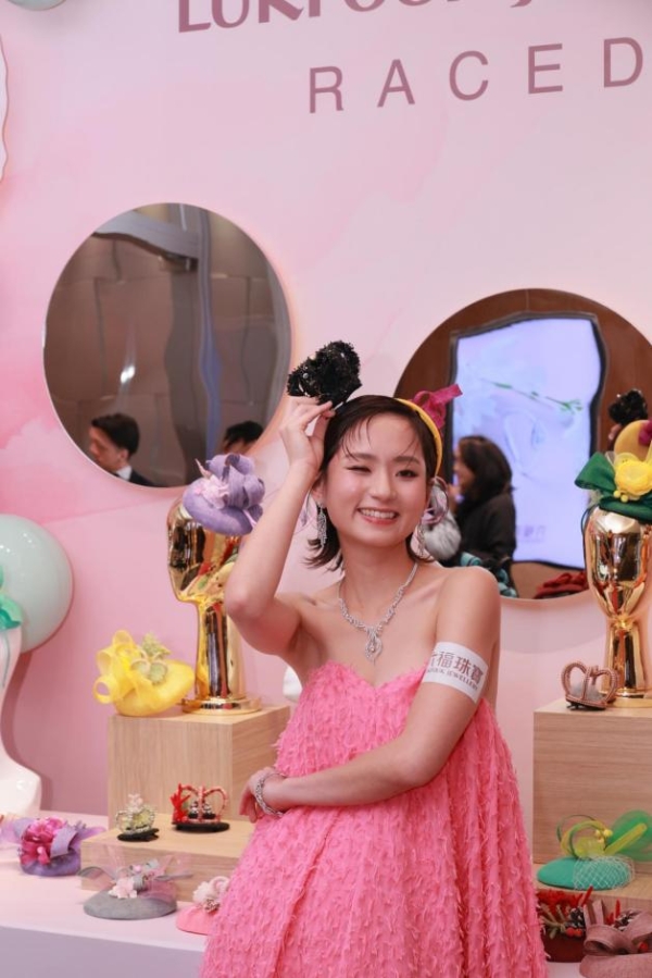 2025六福珠宝赛马日星光熠熠 歌影视红星钟嘉欣盛装主礼 