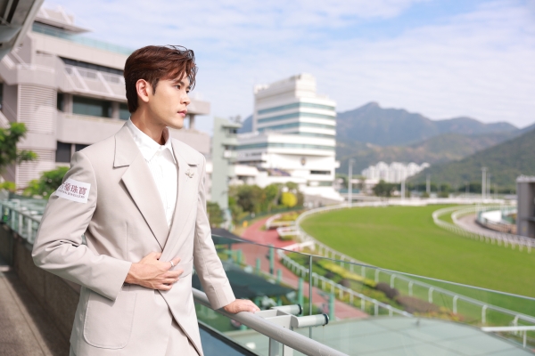 2025六福珠宝赛马日星光熠熠 歌影视红星钟嘉欣盛装主礼 