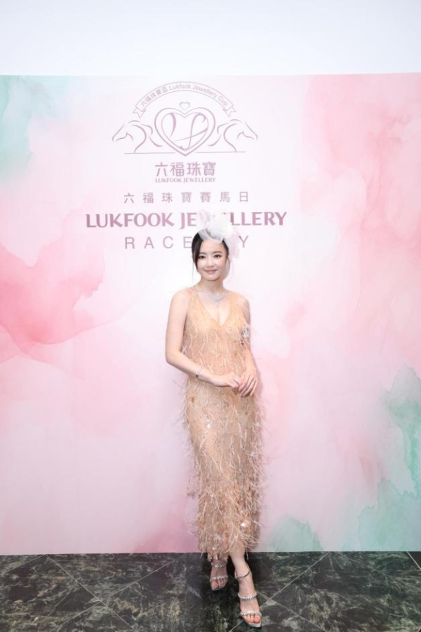 2025六福珠宝赛马日星光熠熠 歌影视红星钟嘉欣盛装主礼 