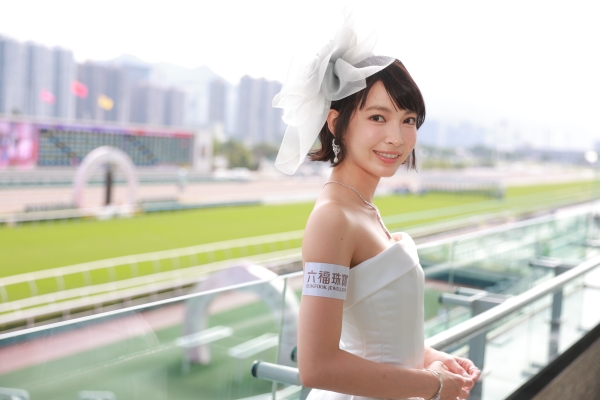 2025六福珠宝赛马日星光熠熠 歌影视红星钟嘉欣盛装主礼 