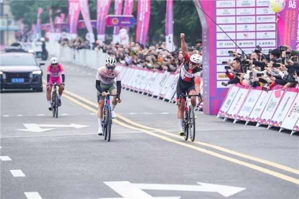 逐风岷江畔，骑享不老城！武阳里2025中国公路自行车公开赛（眉山彭山站）鸣笛开赛