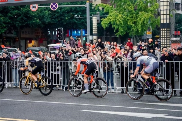 逐风岷江畔，骑享不老城！武阳里2025中国公路自行车公开赛（眉山彭山站）鸣笛开赛