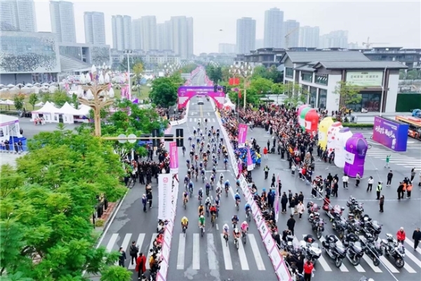 逐风岷江畔，骑享不老城！武阳里2025中国公路自行车公开赛（眉山彭山站）鸣笛开赛