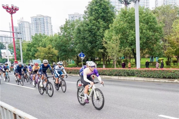 逐风岷江畔，骑享不老城！武阳里2025中国公路自行车公开赛（眉山彭山站）鸣笛开赛