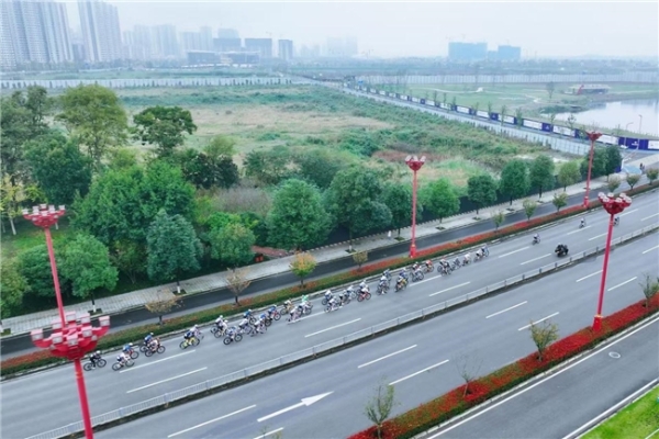 逐风岷江畔，骑享不老城！武阳里2025中国公路自行车公开赛（眉山彭山站）鸣笛开赛