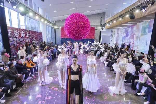 在花彩中爆破，于美术馆内生长：赫本西施与艺术家古原跨界艺术秀启幕 