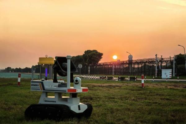 智能驱鸟机器人上线，护航机场安全 