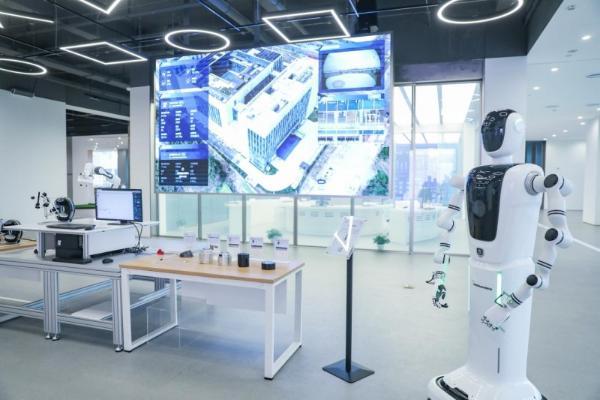 智能驱鸟机器人上线，护航机场安全 