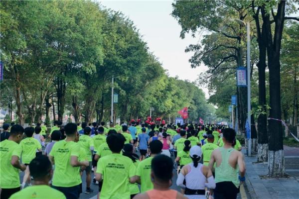 奖牌亮相，有惊喜！破9吃鸡！2025新兴半马新闻发布会揭晓最“香”赛事亮点 