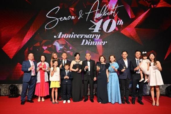 “相互尊重”是答案：杨受成伉俪红宝石婚，诠释婚姻长久之道 