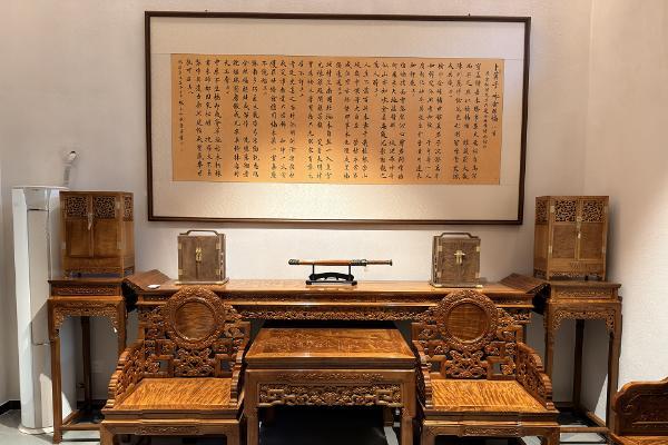 蜀山兀，阿房出：金丝楠木国家的金色脊梁