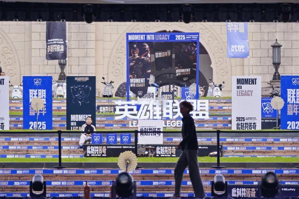 雷鸟显示器亮相英雄联盟嘉年华，传奇选手Ming率队开启海克斯大乱斗 