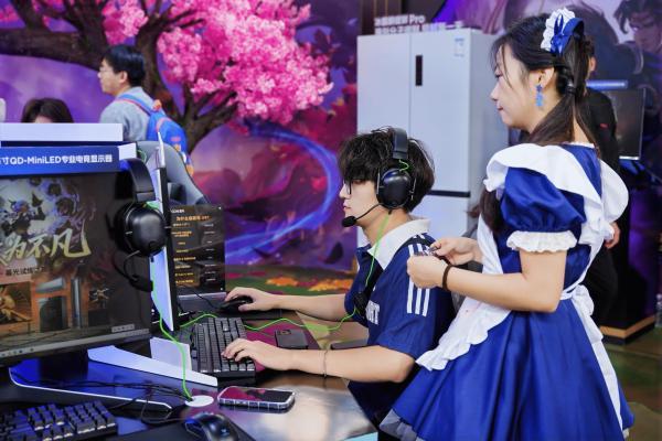 雷鸟显示器亮相英雄联盟嘉年华，传奇选手Ming率队开启海克斯大乱斗 