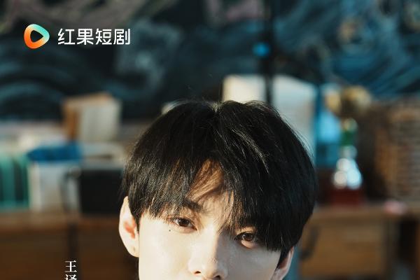 《像烟花一样灿烂》：叛逆女儿穿越遇亲妈，携手“烟花小队”重启青春 