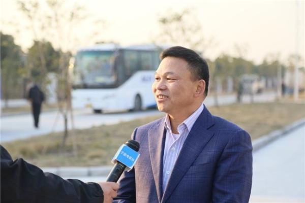 不惧山高，快步登顶——郑坚江以高效务实诠释精彩人生 