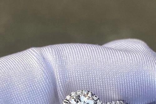 职场第一颗、月度纪念走红，小钻让天然钻石消费随时可及 