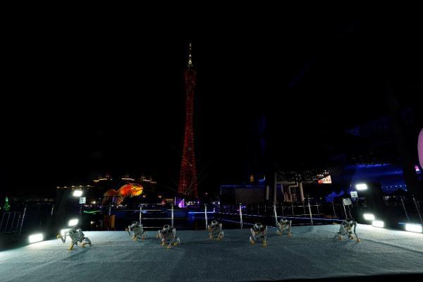 从单个到方阵：智元×火花机器人携机器狗集群表演亮相广州灯光节 