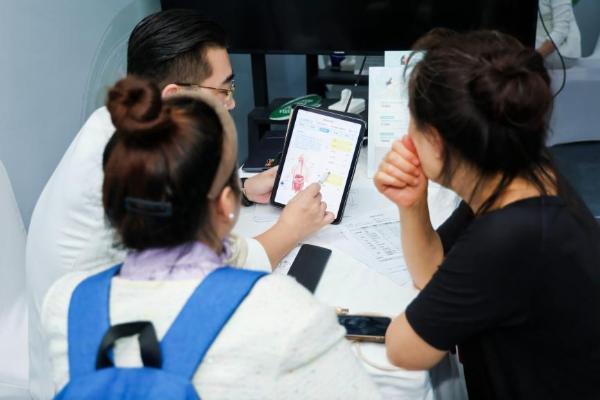 5分钟测近7000项健康数据……静博士AI机器人服务给城市奋斗者带来“解压”新方式 