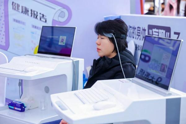 5分钟测近7000项健康数据……静博士AI机器人服务给城市奋斗者带来“解压”新方式 