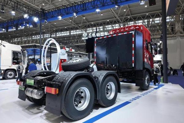 “15分钟级”兆瓦超充补能！东风天龙KL兆瓦超充牵引车给出高效运营最优解 