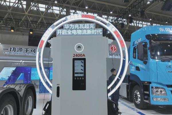 “15分钟级”兆瓦超充补能！东风天龙KL兆瓦超充牵引车给出高效运营最优解 