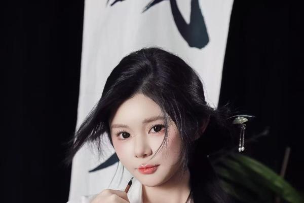 新生代演员游星瑶出演《玫瑰燃烬》出道 