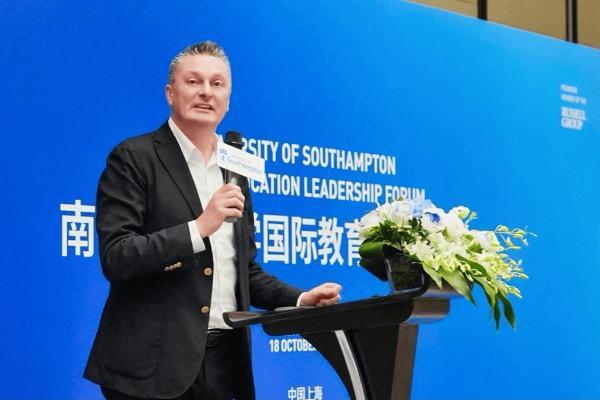 以教育创新、科研合作与全球就业力建设深化中英伙伴关系 