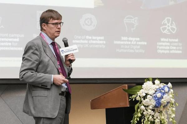 以教育创新、科研合作与全球就业力建设深化中英伙伴关系 